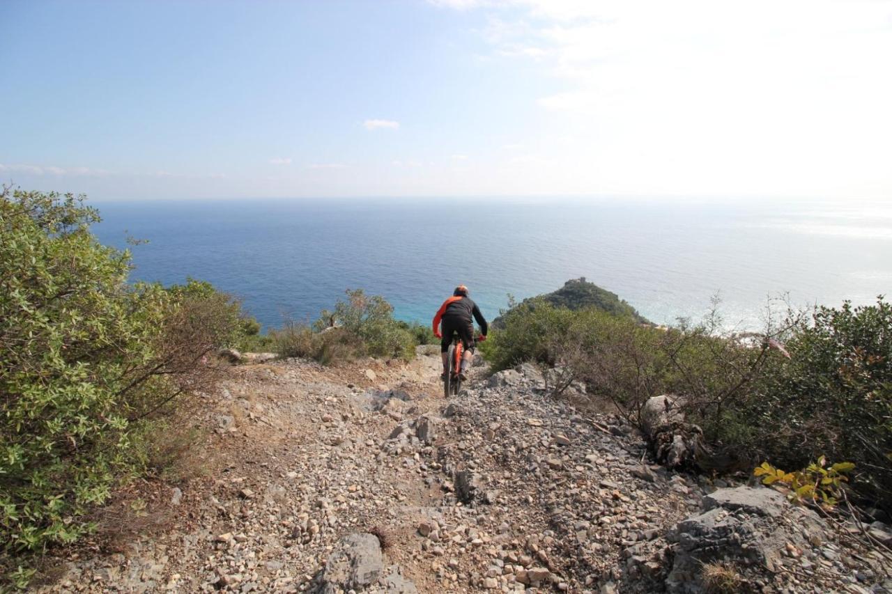 Ilgattosuruotefinalligure Finale Ligure Exterior photo